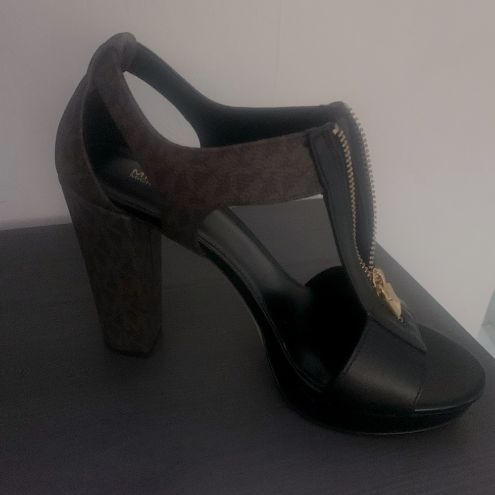 Michael kors sandals USED ONCE. 8.5 PERFECT CONDITION.